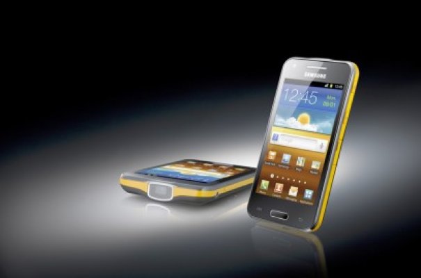 Primul smartphone cu proiector a ajuns în România